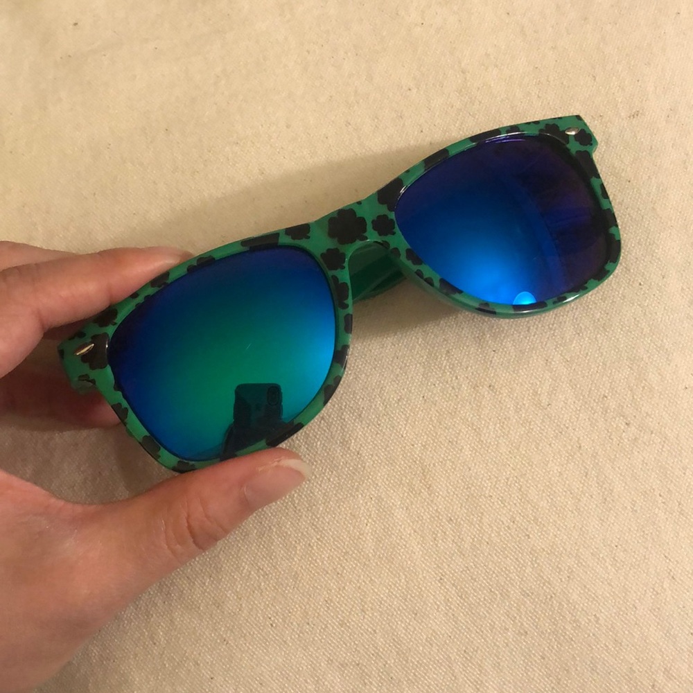 😎☘️ NWOT!!! Green shamrock wayfarer style glasses with blue mirrored lenses.